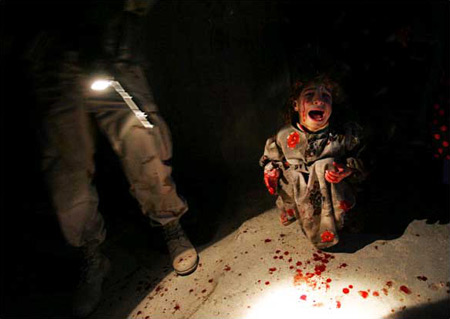 图文：被美军打死父母的小女孩坐在地上哭泣