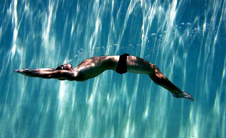 图文：世界纪录保持者正在进行仰泳比赛