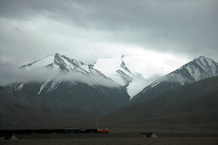 玉珠峰脚下的青藏铁路