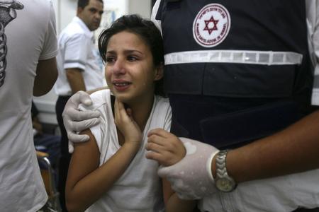 图文：一名妇女在黎巴嫩真主党的袭击中受伤