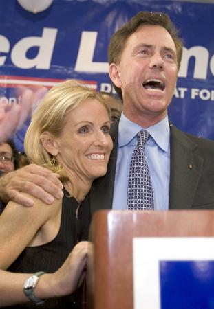 图文：内德和妻子庆祝民主党参议员选举胜利