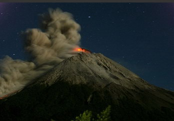 图文：印尼默拉皮火山喷射出岩浆和浓烟