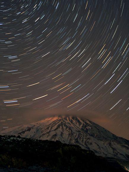 伊朗达玛万德峰上空星光闪耀