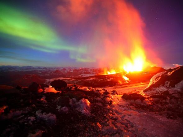 火山喷发与极光交相辉映