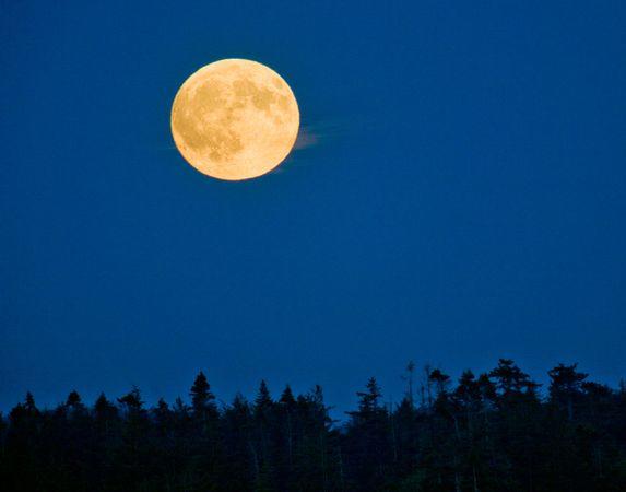 图片:美国国家地理2010年十大太空发现-2010年最大满月