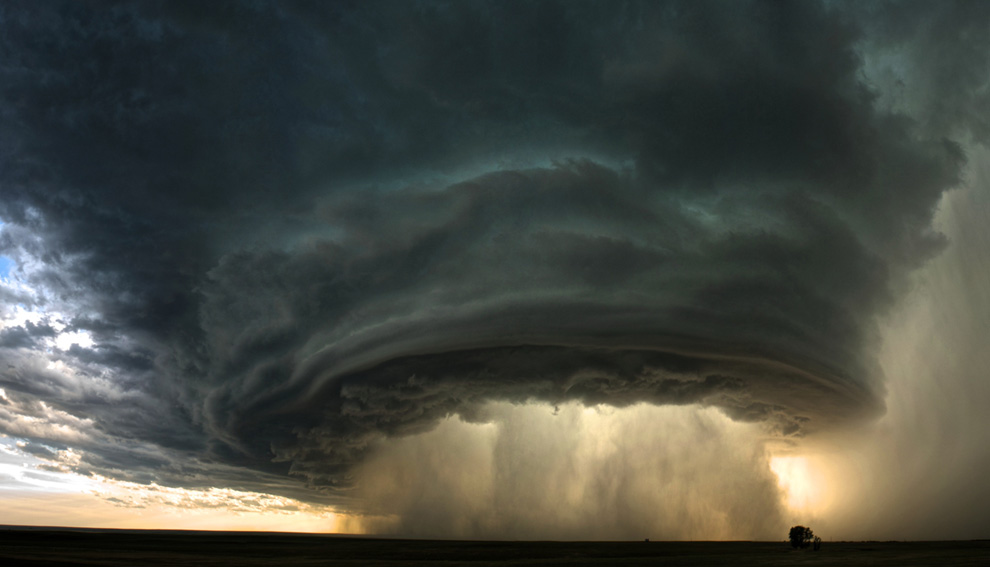 图片：2010年美国国家地理摄影大赛作品欣赏-日落时分翻滚在蒙大拿草原上空的超级雷暴云