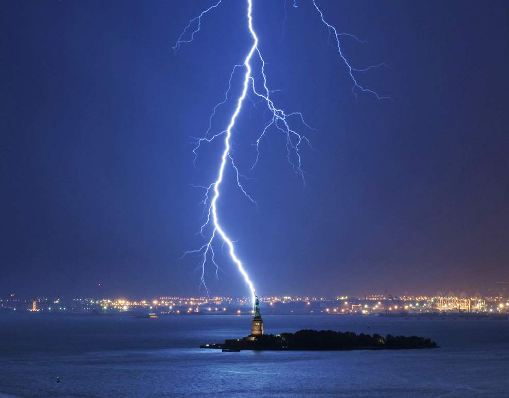 图片：2010年美国国家地理摄影大赛作品欣赏-纽约港上空的闪电