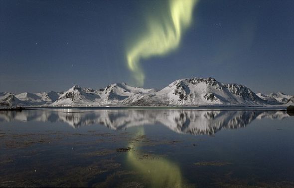 北极光图片之水中倒影 作者：卡斯汀·朗恩伯格（Kerstin Langenberger）