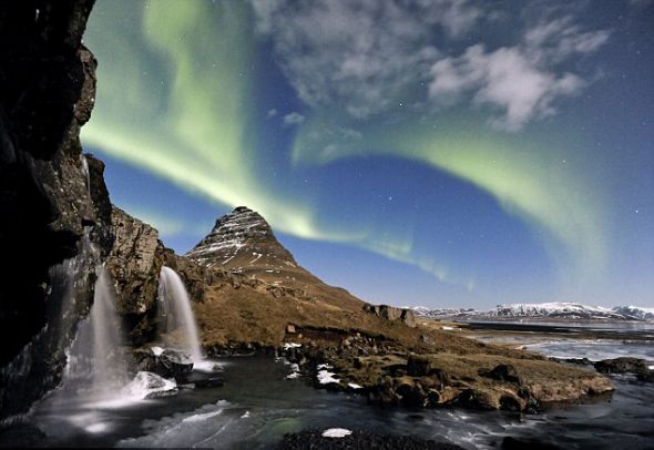 满月下冰岛北极光宛若仙境