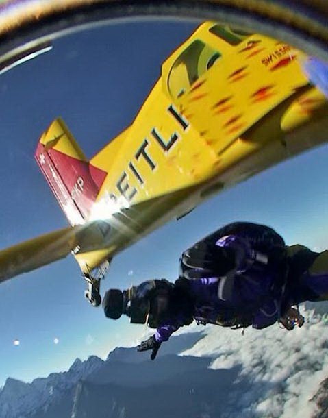 圖片：三名冒險家跳傘飛越珠峰穿潛水服抵抗酷寒