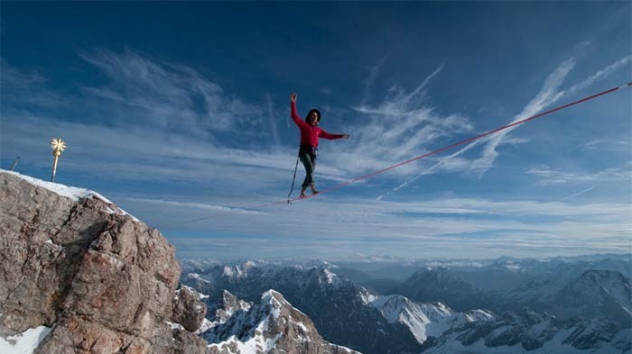 圖片：奧地利冒險家在德國最高峰上走鋼絲