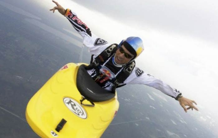 圖片：美國冒險家首創皮艇跳傘