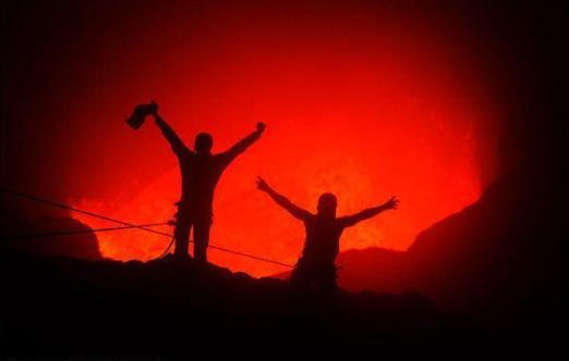 圖片：澳大利亞探險家深入活火山與岩漿相距百米