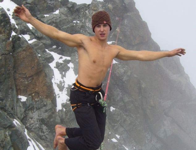 圖片：奧地利青年800米高空上演絕技本國最高峰赤腳走軟繩