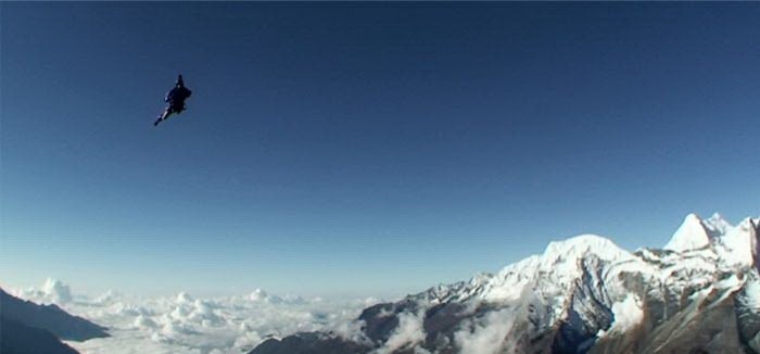 图片：惊人壮举！英国女冒险家珠峰跳伞成功
