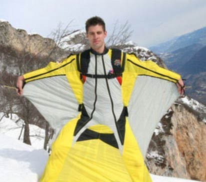 圖片：英國冒險痴迷蝙蝠裝千米高空跳傘差點喪命