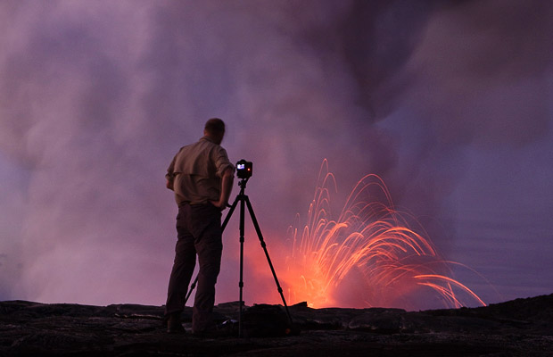 圖片：狂熱發燒友為拍熔岩美景冒死蹲火山口