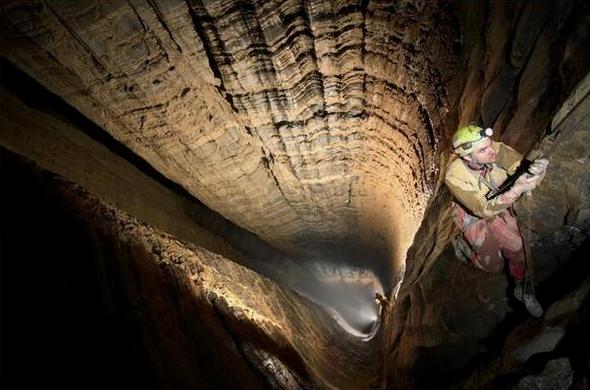 图片：英国探险者探秘中国1026米深洞穴 被景象震惊