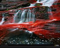 美国国家地理图片:加拿大瓦特顿湖国家公园，富含铁质的矿石使河床呈现深红色