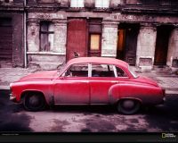 美国国家地理图片:东德街角的红色汽车