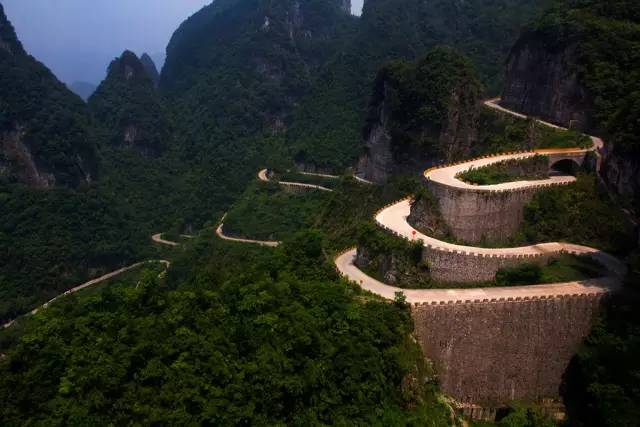 张家界天门山盘山公路