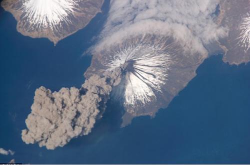 在国际空间站拍摄到阿拉斯加州克利夫兰火山喷发的太空情景