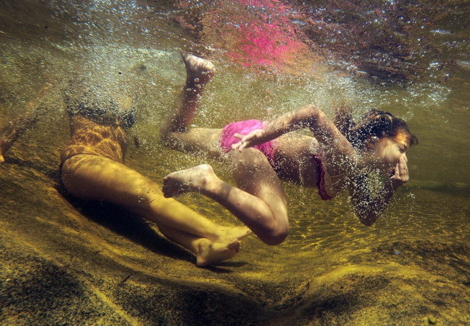 图片：女孩和妈妈在水塘中游泳避暑