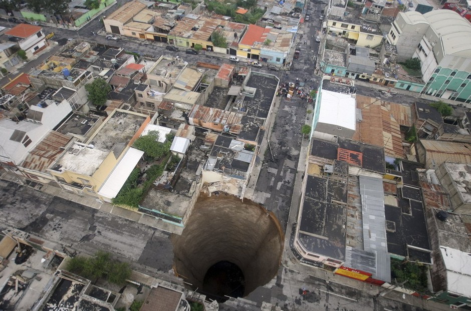 图片：危地马拉城的Ciudad Nueva地面出现大洞