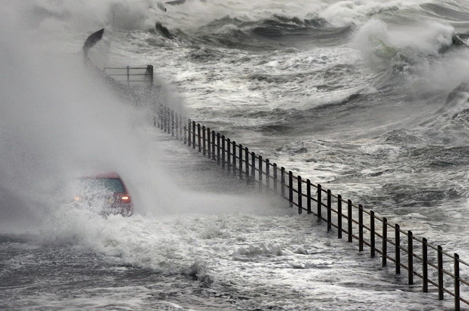 图片：苏格兰一辆大众汽车淹没在洪水中