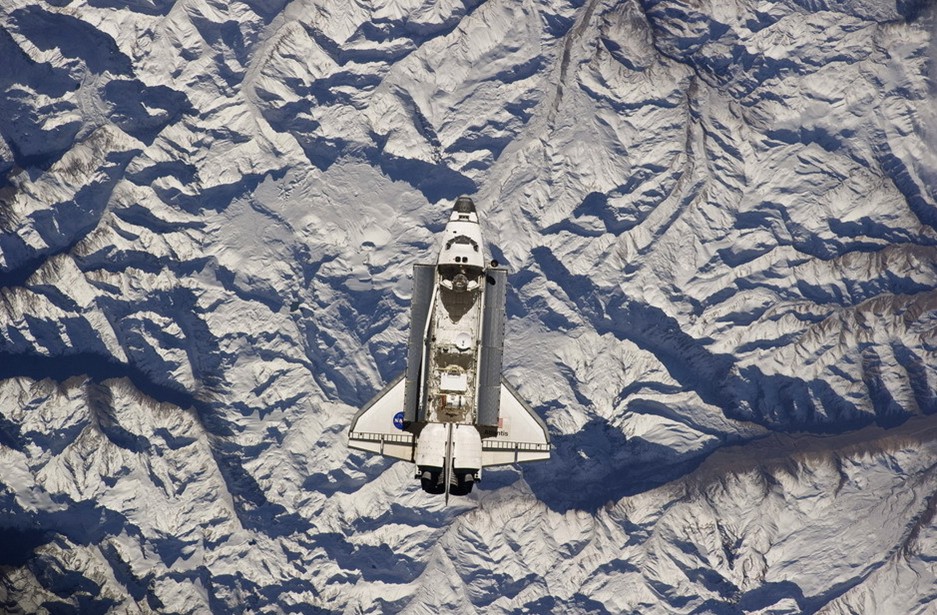 图片：亚特兰蒂斯号航天飞船掠过安第斯山脉上空