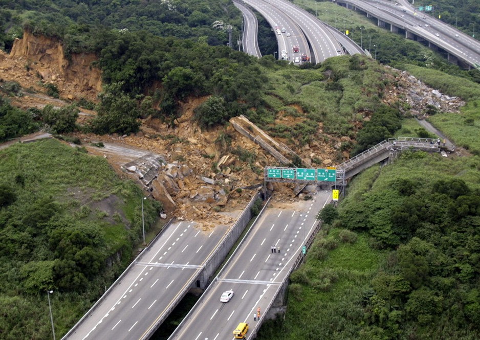 图片：滑坡破坏了台湾北部港口城市基隆外主要高速干道的一部分