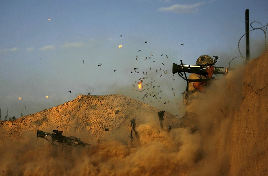 图片：战士向武装分子开火