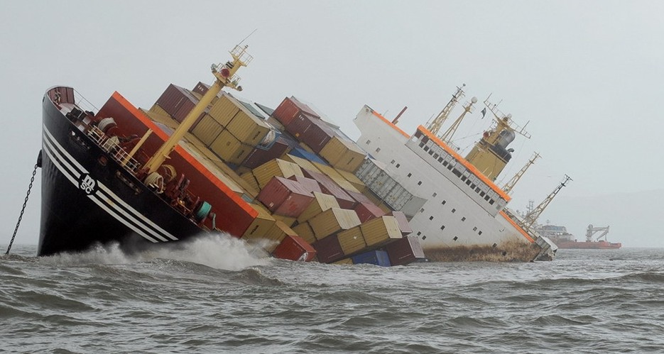 图片：一艘轮船与另外一艘船相撞后严重倾斜