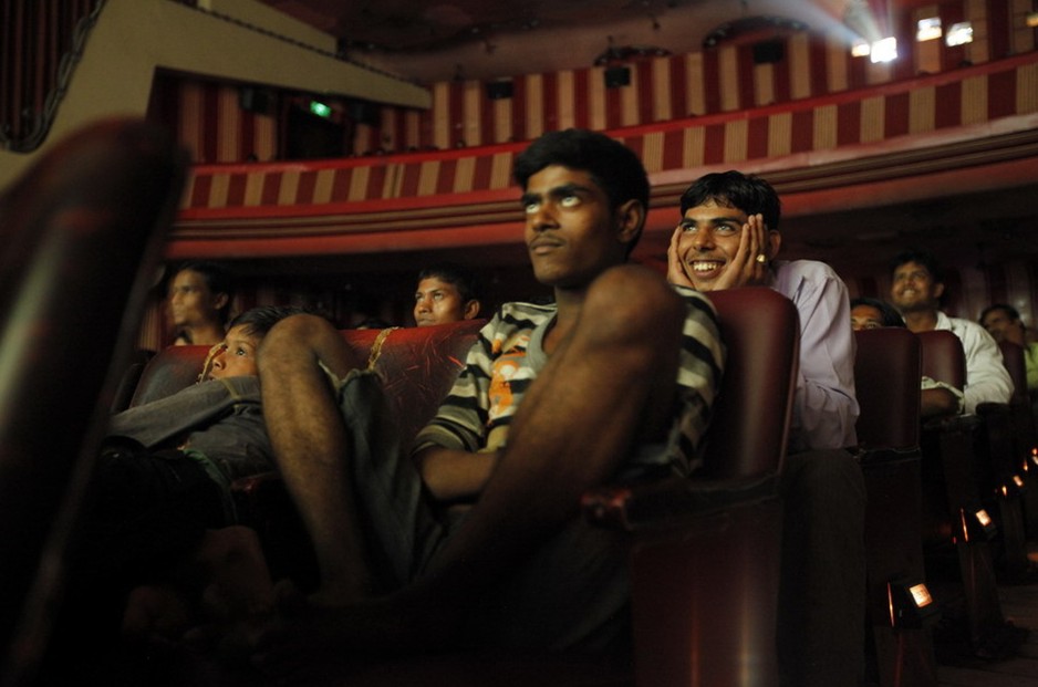 图片：印度青年在孟买剧院观看电影