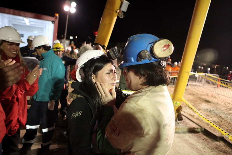 图片：刚从智利圣何塞矿井中被救上来的矿工与妻子紧紧相拥